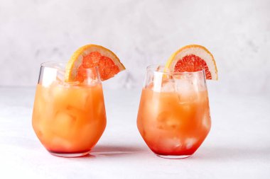 Soğuk ve Lezzetli Pembe Üzüm Suyu Dilimlenmiş Olgun Üzüm Suyu veya Yatay İçecekle