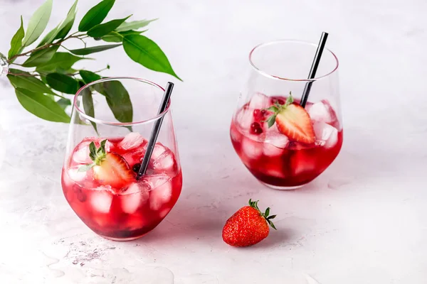 Gläser Leckerer Cranberry Cocktail Mit Eiswürfeln Auf Hellgrauem Hintergrund — Stockfoto