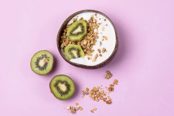 Taze Kivi ve Granola ile Hindistan cevizi kasesi ya da Sağlıklı Kahvaltı İçin Ev Yapımı Granola Kabı