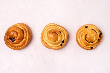 Açık Gri Arkaplanda Taze Pişmiş Çörekler ve Tarçın Üst Görünüm Tatlı Ev Yapımı Tatlı Ev Yapımı Pastası İsveç Tatlısı
