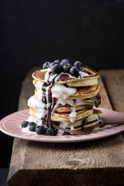 Taze yaban mersini ve kremalı gözleme yığını Lezzetli Kahvaltı Tahta Masa Dikey Karanlık Fotoğraf