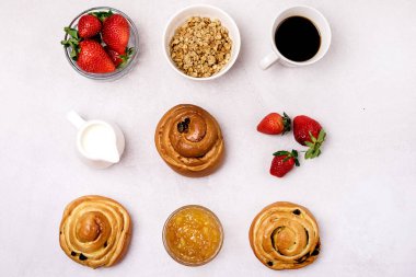 Lezzetli Kahvaltı Kuru Üzümlü Taze Çörekler ve Tarçınlı Kahve Fincanı Kremalı Çilek ve Portakal Reçeli Cam Kasede Düz Görünümlü Müsli