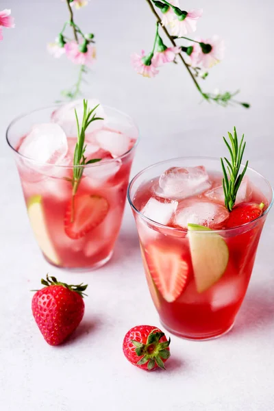 Gläser Mit Frischer Und Kalter Erdbeere Und Grüner Apfellimonade Lecker — Stockfoto