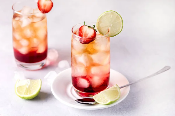 Cold Citrus Strawberry Ice Tea 잔에는 Slice Lemon Strawberry Healthy — 스톡 사진