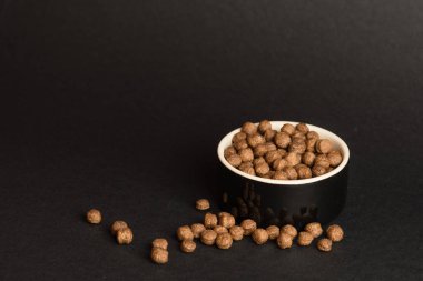 Bir fincan çikolatalı Mısır gevreği topları