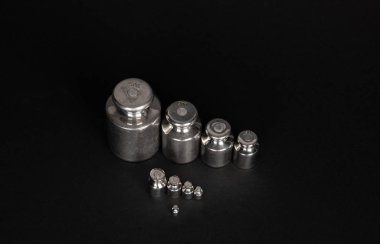 Siyah arka plan üzerine ayarla ağırlık