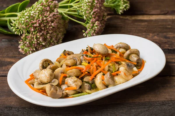 Insalata piccante di funghi e carote in coreano. Vista dall'alto. Primo piano. Sfondo rustico in legno . — Foto Stock