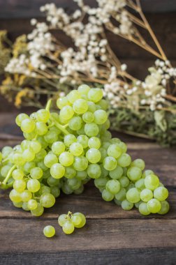 Ahşap zemin Sultanı üzüm. Yakın çekim. Seçici odak