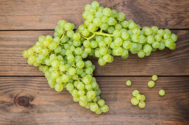 Ahşap zemin Sultanı üzüm. Yakın çekim. Seçici odak