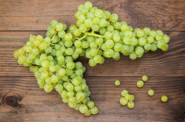 Ahşap zemin Sultanı üzüm. Yakın çekim. Seçici odak