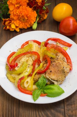 Kavrulmuş peppers makarna ve baharat ahşap rustik masa üzerinde et