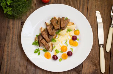 Biftek kızarmış ekmek, peynir, fesleğen, çilek, Erik ve Hollanda sosu üzerine dilimlenmiş. Restoran ahşap arka plan sağlayın. Üstten Görünüm. Yakın çekim