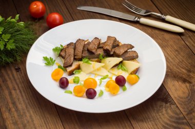 Biftek kızarmış ekmek, peynir, fesleğen, çilek, Erik ve Hollanda sosu üzerine dilimlenmiş. Restoran ahşap arka plan sağlayın. Üstten Görünüm. Yakın çekim