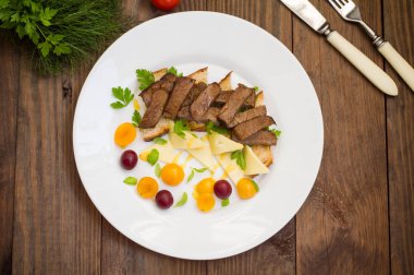 Biftek kızarmış ekmek, peynir, fesleğen, çilek, Erik ve Hollanda sosu üzerine dilimlenmiş. Restoran ahşap arka plan sağlayın. Üstten Görünüm. Yakın çekim