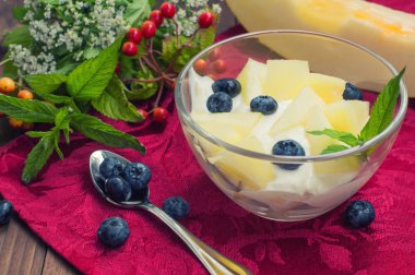 Kavun, yaban mersini ve nane fışkın lor. Ahşap arka plan. Üstten Görünüm. Yakın çekim