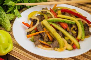 Sığır eti Koreli. Ahşap arka plan. Üstten Görünüm