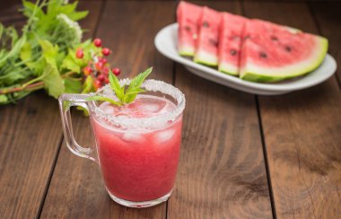 Taze karpuz suyu dilimleri ahşap masa arka plan üzerinde. Yakın çekim