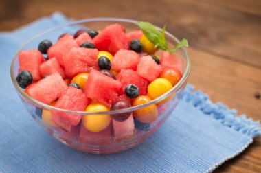 Karpuz, yaban mersini, Erik, kuş üzümü, bektaşi üzümü, Kiraz eriği meyve ve meyve salatası. Ahşap arka plan. Üstten Görünüm. Yakın çekim