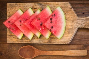 Karpuz dilimleri bir delikanlı ile nane ahşap zemin üzerine dilimlenmiş. Üstten Görünüm