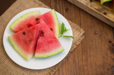 Karpuz dilimleri bir delikanlı ile nane ahşap zemin üzerine dilimlenmiş. Üstten Görünüm