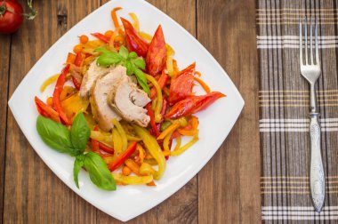 Ördek göğsü kare bir tabakta sebze sote ile kızartma. Ahşap arka plan. Üstten Görünüm. Yakın çekim