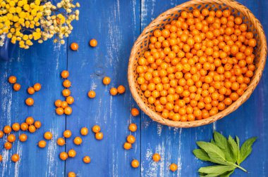 Ufalanmış cehri sepet tablosundaki ile. Ahşap arka plan. Üstten Görünüm. Yakın çekim.