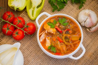 Sebze pancar çorbası, geleneksel Rus ve Ukraynalı çanak. Ahşap arka plan. Eski rustik tablo. Üstten Görünüm. Yakın çekim