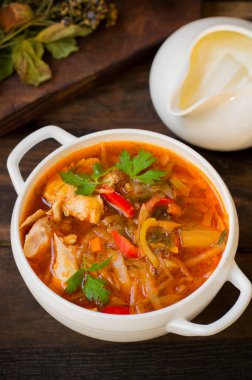 Sebze pancar çorbası, geleneksel Rus ve Ukraynalı çanak. Ahşap arka plan. Eski rustik tablo. Üstten Görünüm. Yakın çekim