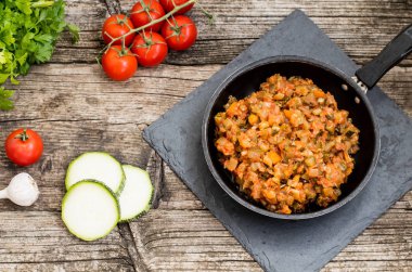 Squash havyar bir tava üzerinde. Ahşap rustik arka plan. Üstten Görünüm. Yakın çekim