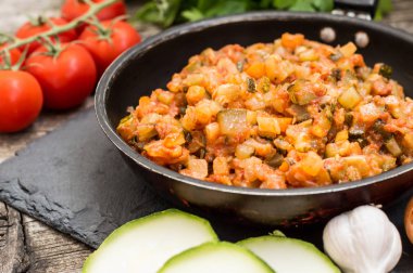 Squash havyar bir tava üzerinde. Ahşap rustik arka plan. Üstten Görünüm. Yakın çekim