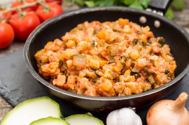 Squash havyar bir tava üzerinde. Ahşap rustik arka plan. Üstten Görünüm. Yakın çekim