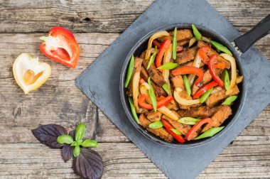 Bir tavada sebze sote sığır eti. Ahşap arka plan. Üstten Görünüm. Yakın çekim