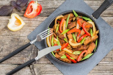 Bir tavada sebze sote sığır eti. Ahşap arka plan. Üstten Görünüm. Yakın çekim