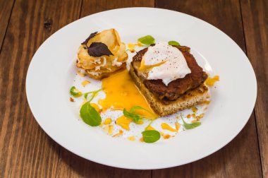 Eti biftek kızarmış ekmek, patates cipsi erimiş peynir ve haşlanmış yumurta ile Hollanda sosu çanağı. Ahşap arka plan. Üstten Görünüm. Yakın çekim