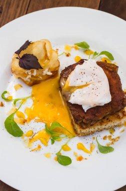 Eti biftek kızarmış ekmek, patates cipsi erimiş peynir ve haşlanmış yumurta ile Hollanda sosu çanağı. Ahşap arka plan. Üstten Görünüm. Yakın çekim