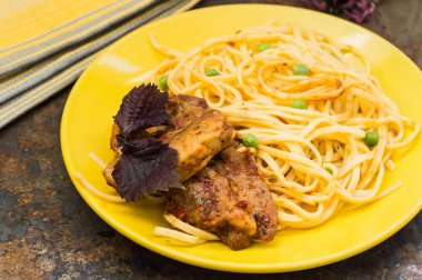 Etli spagetti ve bezelye. Üstten Görünüm. Yakın çekim