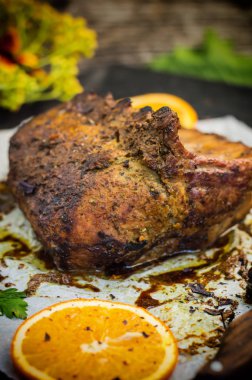 Domuz kaburga sos ve fesleğen siyah bir tablo ile pişmiş. Üstten Görünüm. Yakın çekim. Seçici odak