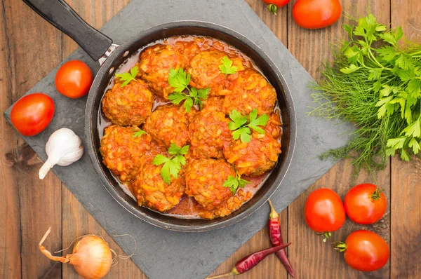 Polpette in salsa di pomodoro agrodolce in padella. Sfondo in legno. Primo piano — Foto Stock