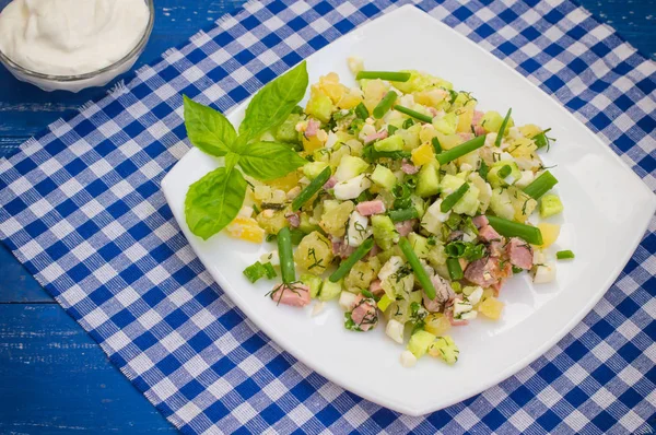 Olivier - popular na Rússia e nos países da antiga salada da União Soviética, que se considera umas férias o Ano Novo tradicional. Fundo de madeira. Vista superior. Close-up — Fotografia de Stock