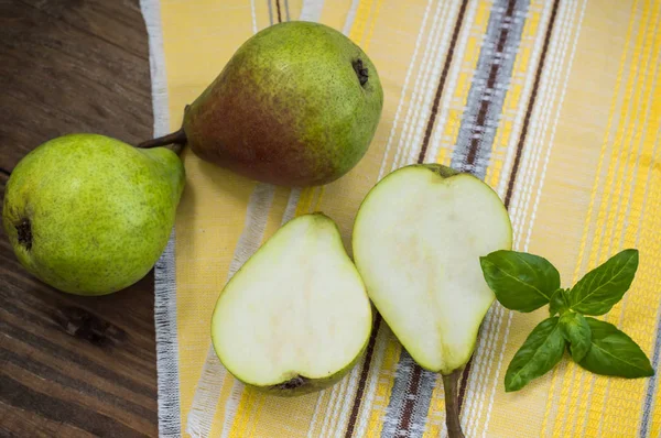 Rijpe peren in een korf op houten achtergrond. Bovenaanzicht. Close-up — Stockfoto