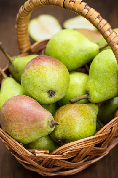 Rijpe peren in een korf op houten achtergrond. Bovenaanzicht. Close-up — Stockfoto