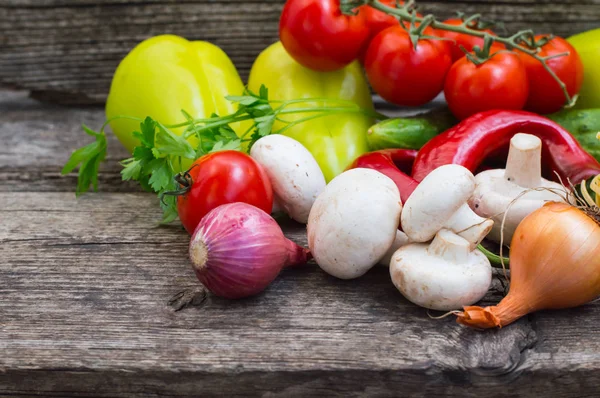 Conjunto de legumes em um fundo de madeira. Close-up — Fotografia de Stock