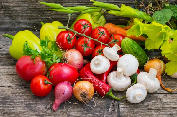 Conjunto de legumes em um fundo de madeira. Close-up — Fotografia de Stock