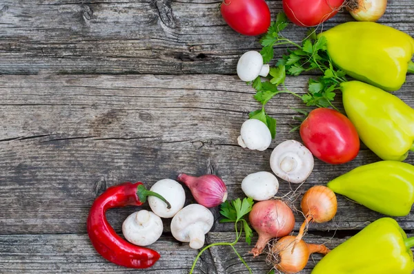 Conjunto de legumes em um fundo de madeira. Vista superior. Close-up — Fotografia de Stock