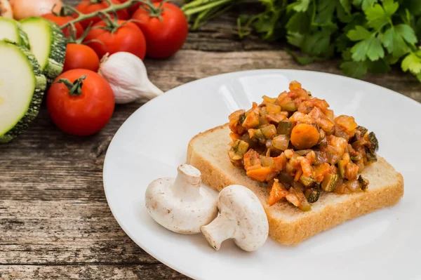 Caviar de calabaza en tostadas. Fondo rústico de madera. Primer plano —  Fotos de Stock