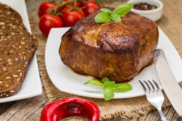 Carne de res muy sabrosa y cocida con especias y verduras sobre una mesa vieja de madera —  Fotos de Stock