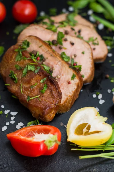 Carne cozida muito saborosa com especiarias e legumes na mesa velha — Fotografia de Stock