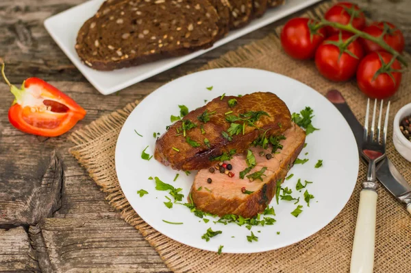 Carne di manzo cotta molto saporita con spezie e verdure su tavolo vecchio di legno — Foto Stock