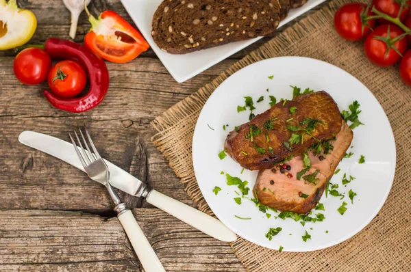 Sehr leckeres gekochtes Rindfleisch mit Gewürzen und Gemüse auf altem Holztisch — Stockfoto