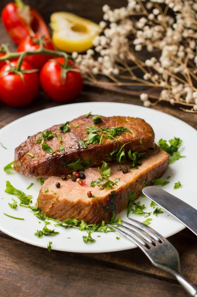 Carne di manzo cotta molto saporita con spezie e verdure su tavolo vecchio di legno — Foto Stock